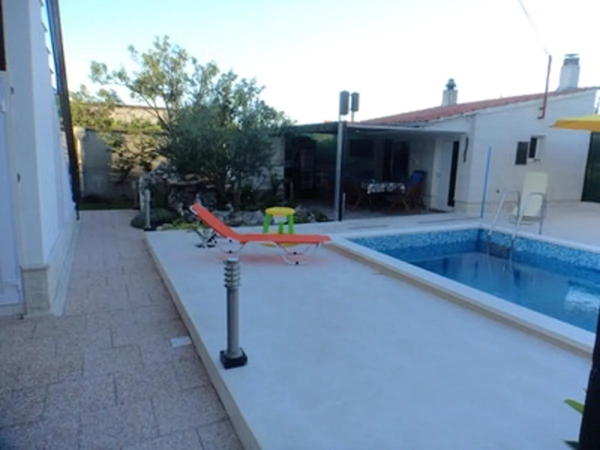 Comfortable Apartment In Kastel Novi Shared Pool 47M² Kastela
