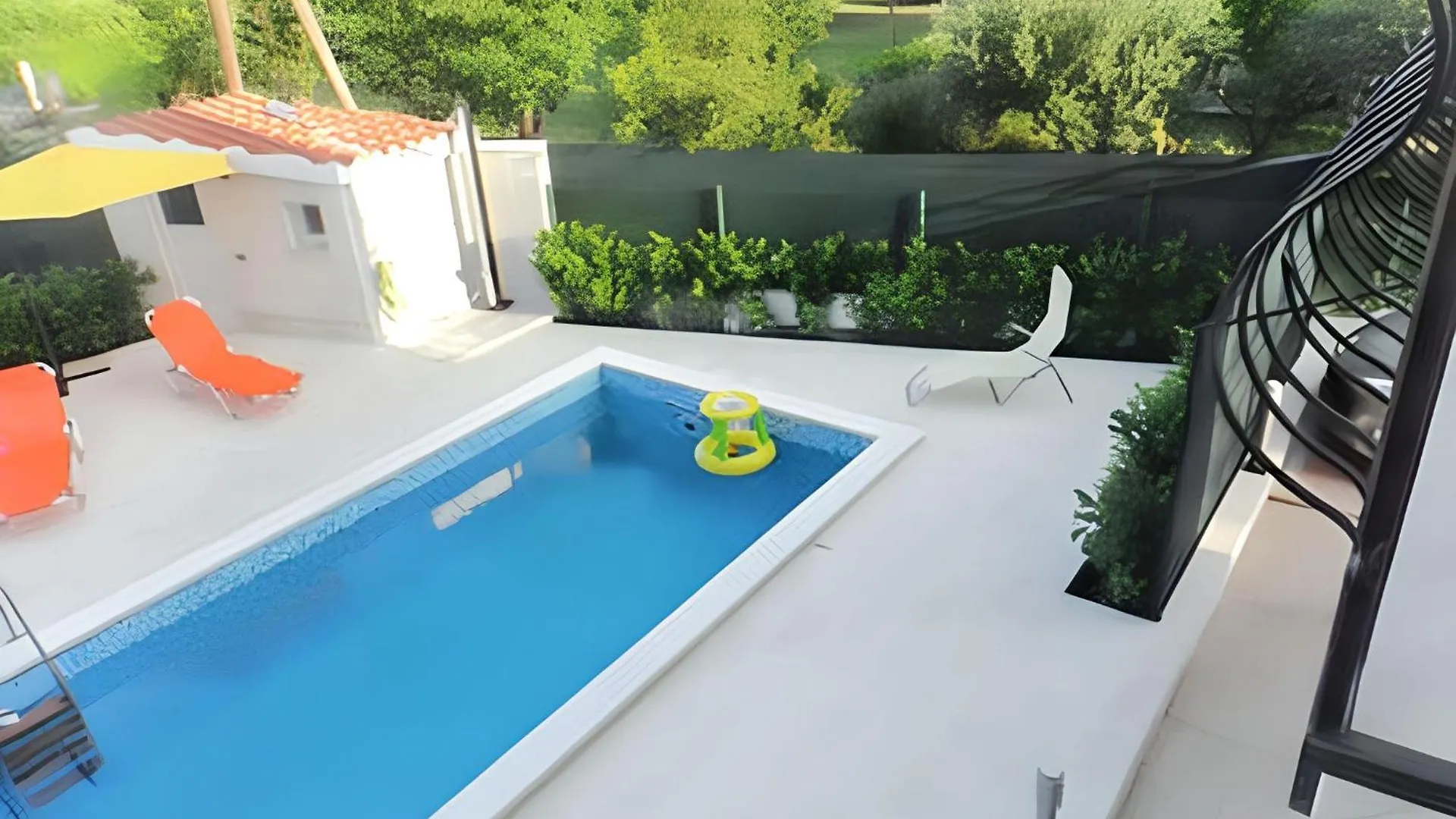Comfortable Apartment In Kastel Novi Shared Pool 47M² Kastela